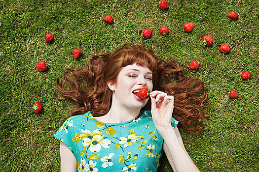 女孩,草丛,围绕,草莓