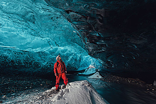 男人,向上看,冰,洞穴,瓦特纳冰川,国家公园,冰岛