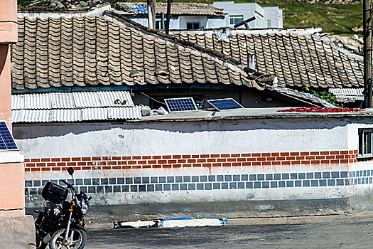 朝鲜居民窗外安置太阳能电池板发电