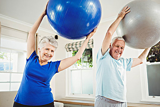 老年,夫妻,练习,健身球,举起