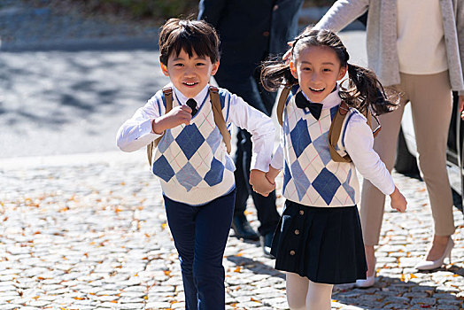 年轻夫妻接孩子放学