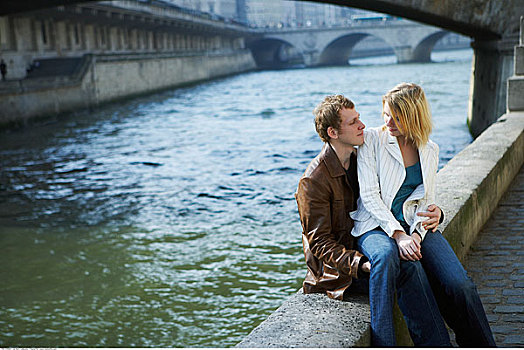 坐,夫妇,河,塞纳河,巴黎,法国