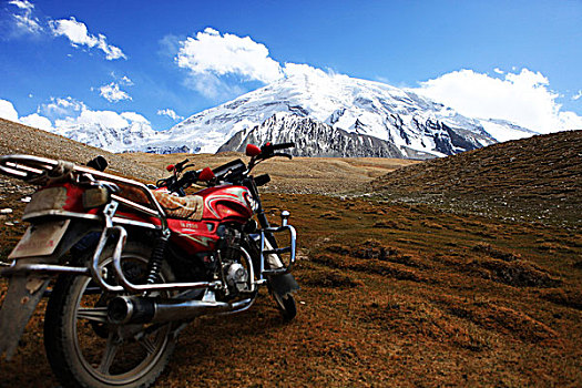 慕士塔格峰与摩托车