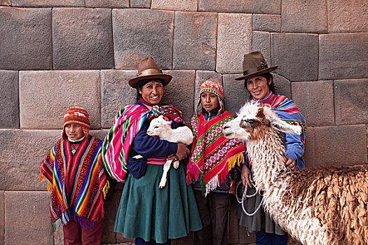 南美,秘鲁,库斯科,盖丘亚族,人,站立,正面,印加,墙壁,拿着,羊羔,美洲驼,戴着,传统服装,圆顶礼帽,雨披,交谈,手机,世界遗产