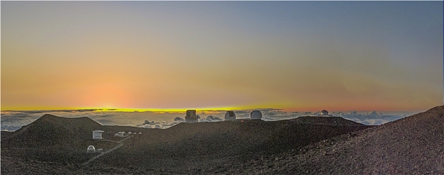 莫纳克亚天文台的日出云海