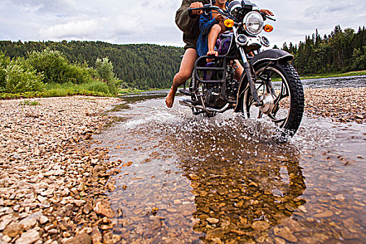 父子,摩托车,乡村,骑,河流,下部