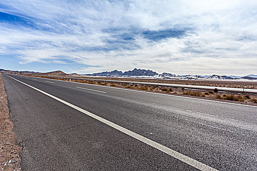 中国西部荒野道路