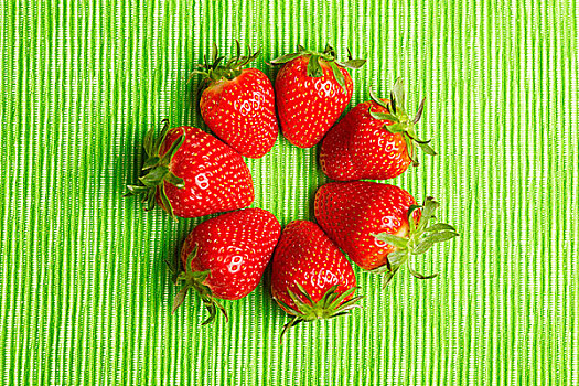 新鲜,草莓,圆,绿色背景