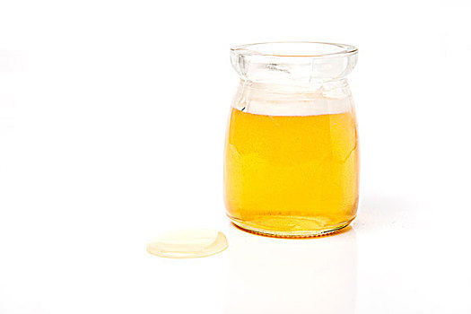 白色背景上的蜂蜜罐