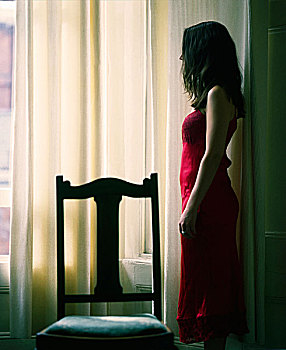 女人,穿,红色,女式长睡衣,站立,窗户,帘,椅子