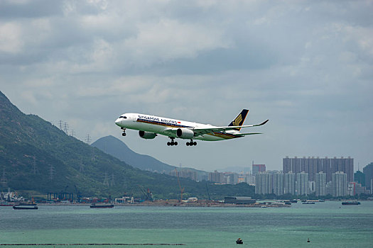 一架新加坡航空的客机正降落在香港国际机场