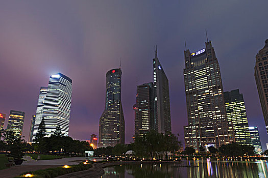 上海浦东陆家嘴中心绿地的夜景