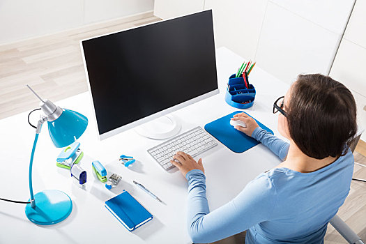 职业女性,用电脑,书桌