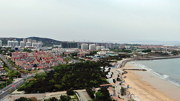 山东省日照市,初夏海滨凉风习习,沙滩洁净海水清澈让人心旷神怡