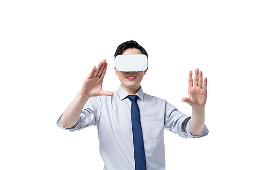 商務(wù)男士使用VR眼鏡