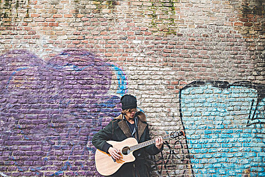 音乐人,弹吉他,运河,墙壁,米兰,意大利