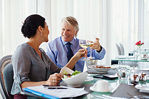 微笑,夫妻,干杯,白葡萄酒,餐厅桌子