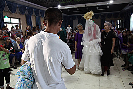 哈萨克族婚礼揭面纱仪式