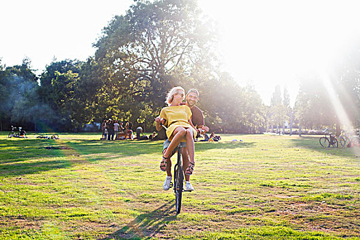 年轻,情侣,乐趣,自行车,日落,聚会,公园