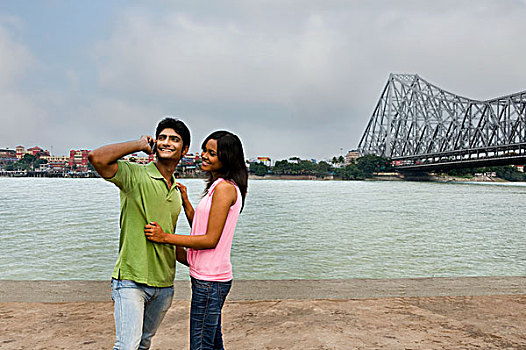 伴侣,站立,一起,桥,背景,河,加尔各答,西孟加拉,印度