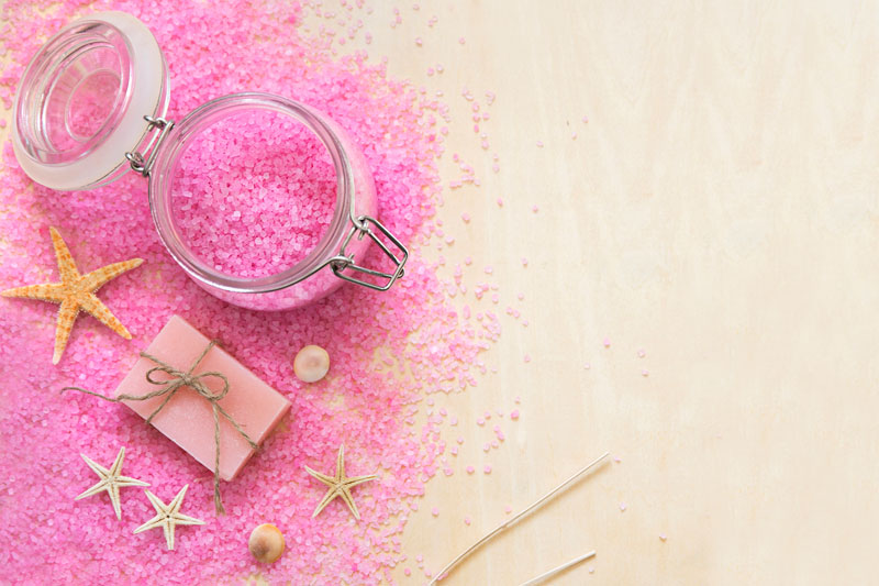 放在桌子上的粉色浴盐,手工皂
