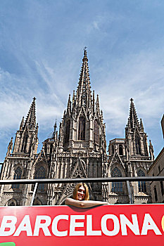 女人,上面,巴士,正面,巴塞罗那,大教堂,加泰罗尼亚,西班牙,欧洲