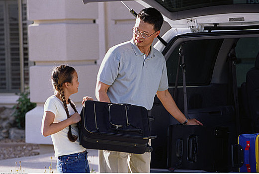 父亲,女儿,装载,行李,货车