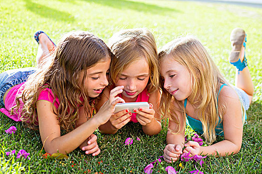 孩子,朋友,女孩,群体,玩,互联网,手机,智能手机,草地