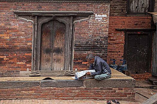 男人,读报纸,正面,老,房子,加德满都,尼泊尔