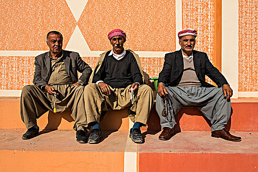 传统,库尔德,衣服,男人,坐,镇中心,早晨,交谈,伊拉克,库尔德斯坦,大幅,尺寸