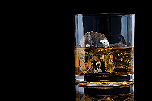 大玻璃杯,玻璃杯,威士忌,黑色背景
