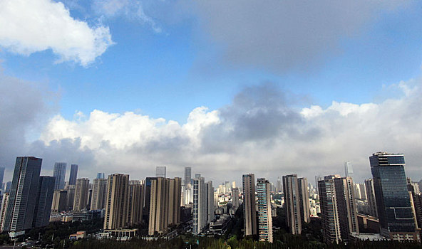 山东省日照市,蓝天白云映衬下的新市区环境宜人