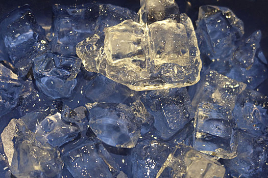 蓝色碗里的冰