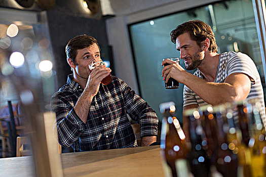 男性,朋友,喝,啤酒,坐,酒吧,吧台