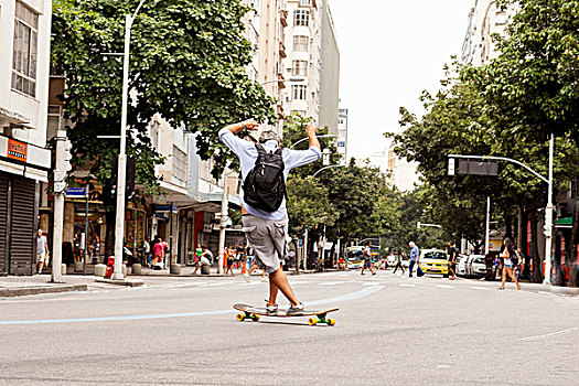 后视图,成熟,男人,滑板,途中,科帕卡巴纳,城镇,里约热内卢,巴西