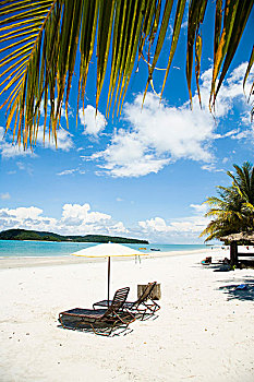 马来西亚,兰卡威,折叠躺椅,伞,白色背景,沙滩,棕榈树,远眺,蓝色海洋,海滩