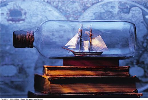 船,瓶子,一堆,书本
