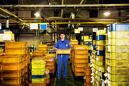 日本,男人,戴着,棒球帽,蓝色,站立,工厂,拿着,橙色,塑料制品,板条箱