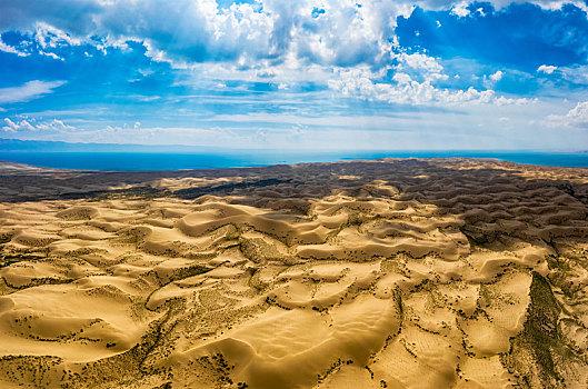 青海湖金沙湾沙漠自然风光航拍图
