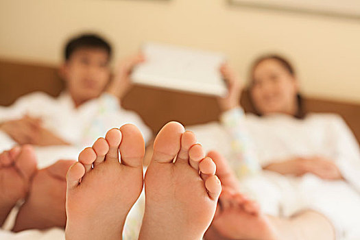 家庭,床上,赤脚