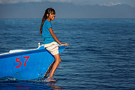 女孩,坐,小,渔船,湾,巴厘岛,印度尼西亚,亚洲