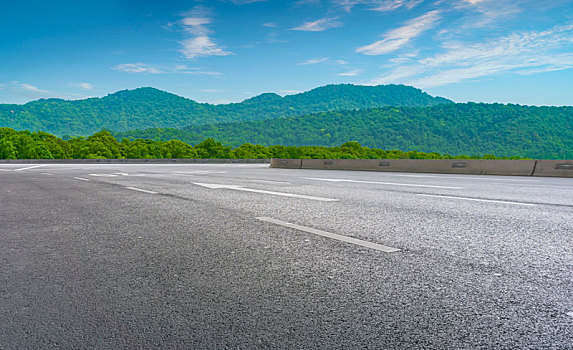 沥青高速公路和山水风光