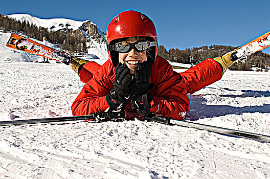 男孩,滑雪,穿戴,卧,雪中,看镜头,微笑