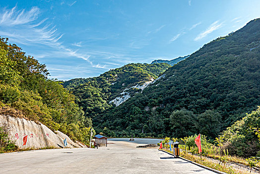 在洛宁风景区爬山游玩