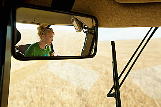 女性,农民,联合收割机,风景,后视镜,三个,山,艾伯塔省,加拿大