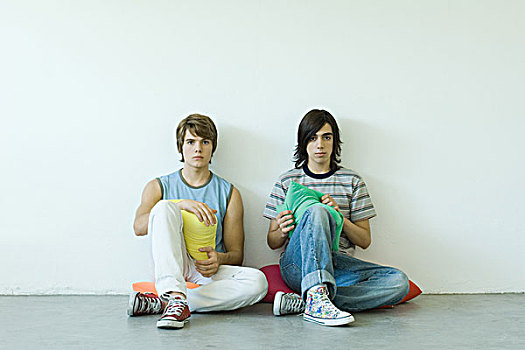 两个,青少年,坐在地板上,拿着,垫子