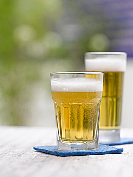两个,玻璃杯,清淡,啤酒