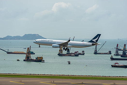 一架国泰航空的客机正降落在香港国际机场