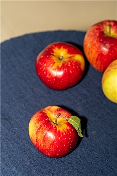 室内拍摄餐桌上的苹果