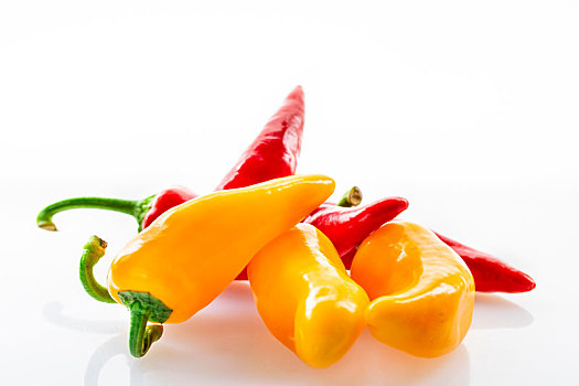 红色与黄色的新鲜甜椒在白色的背景